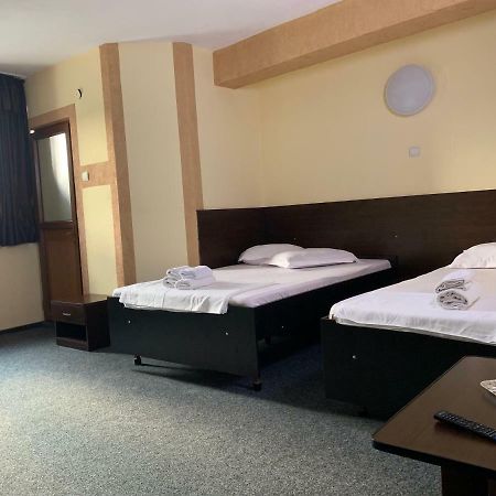 Hotel Monte Carlo Питешти Экстерьер фото
